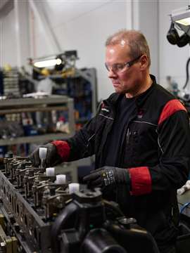 AGCO Power technician at Linnavuori, Finland engine plant